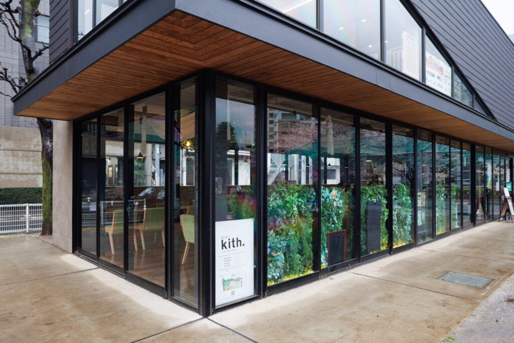 恵比寿南一公園の南側に建つモダンな建物の1階が「evergreen café restaurant EBISU」。2階にはペットサロンとペットホテルが入っている。
