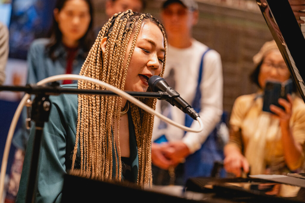 YEBISU BREWERY TOKYOでのライブを行ったシンガーソングライター・i-COAST（アイコースト）。艶やかで高い表現力と繊細で奥行きのあるメッセージが、オーディエンスに至福の時間を与えてくれた。
