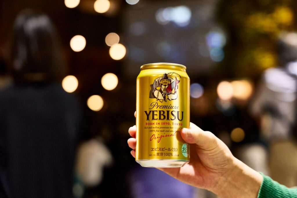 広がりのある空間での映画鑑賞では、心置きなくビールも楽しめる