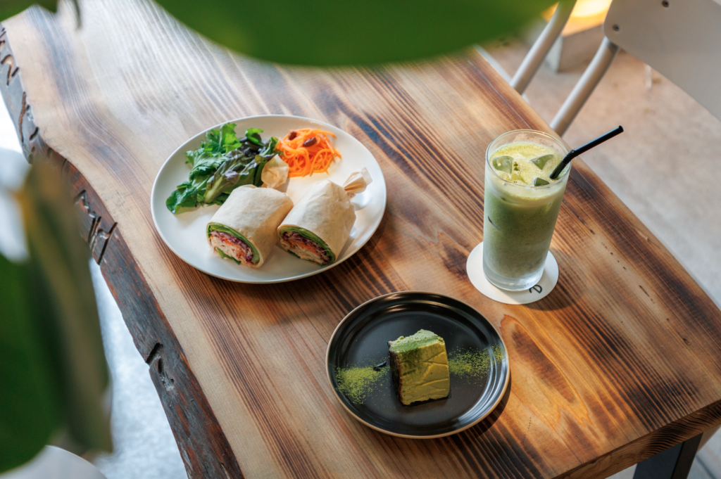 「mi:ne」で人気のを楽しめる。ラップサンドイッチ、抹茶バスクチーズケーキ、抹茶ラテ。