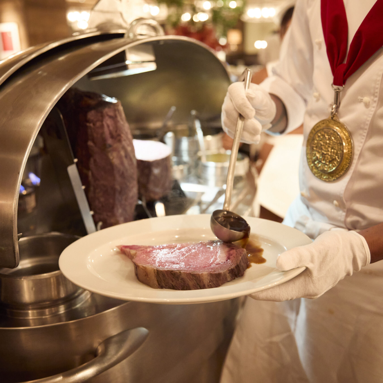 牛肉からとったダシをベースに作られる「オ・ジュソース」をかけると、より、しっとりとした深みのある、極上の味わいに。